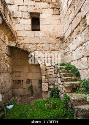 JERASH, Jordanien - 18. Februar 2012: Terrasse und Innere des römischen Hauses in der Stadt Gerasa. Griechisch-römische Stadt Gerasa (Antiochia am Golden River) war founde Stockfoto