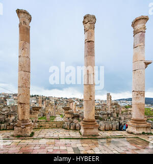 JERASH, Jordanien - 18. Februar 2012: Säulen des Tempels der Artemis im Winter. Griechisch-römische Stadt Gerasa (Antiochia am Golden River) wurde von Alexa gegründet. Stockfoto