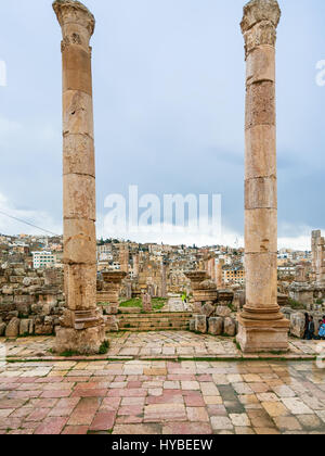 JERASH, Jordanien - 18. Februar 2012: Säulen des Tempels der Artemis im Winter. Griechisch-römischen Stadt Gerasa (Antiochia am Golden River) wurde von Alexa gegründet. Stockfoto