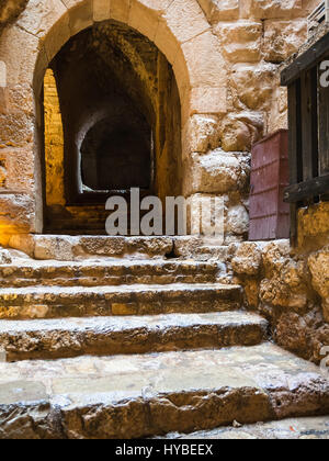 AJLOUN, Jordanien - 18. Februar 2012: nasse Schritte in Ajlun Mittelalterburg in Jordanien in regnerischen Wintertag. Burg von Ajloun ist maurischen Burg, erbaut im Stockfoto