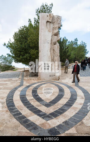 MOUNT NEBO, JORDAN - 20. Februar 2012: Touristen in der Nähe von Monument zu Ehren des Papstes besuchen Berg Nebo im Heiligen Land. Berg Nebo ist der Ort, wo Moses war Stockfoto