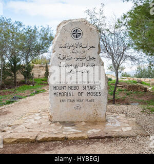 Berg NEBO, Jordanien - 20. Februar 2012: Stein am Eingang zur historischen Berg Nebo von Moses im Heiligen Land. Berg Nebo ist der Ort, wo Moses gr Stockfoto