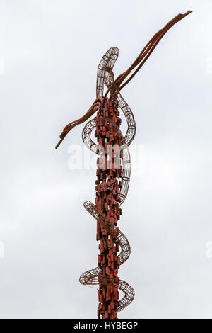 Berg NEBO, Jordanien - 20. Februar 2012: Serpentine Cross Skulptur (Brazen Serpent Denkmal) oben auf den Berg Nebo im Heiligen Land. Es entstand Stockfoto