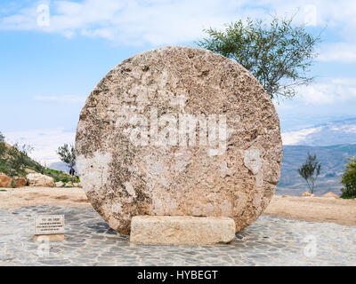 Berg NEBO, Jordanien - 20. Februar 2012: Abu Badd Rolling Stone Tür des byzantinischen Kloster am Berg Nebo im Heiligen Land. Berg Nebo ist der Ort, wo M Stockfoto