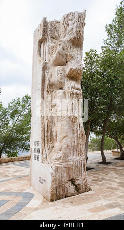 Berg NEBO, Jordanien - 20. Februar 2012: Denkmal zu Ehren der Papstbesuch Berg Nebo im Heiligen Land. Berg Nebo ist der Ort, wo Moses eine Vie gewährt wurde Stockfoto