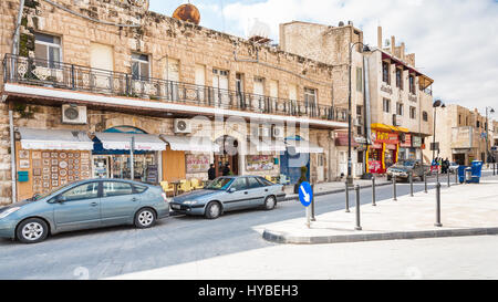 MADABA, Jordanien - 20. Februar 2012: Straße in Madaba Stadt im Winter. Madaba-Stadt ist bekannt durch seinen byzantinischen und Umayyad Mosaiken, vor allem die Byzanti Stockfoto