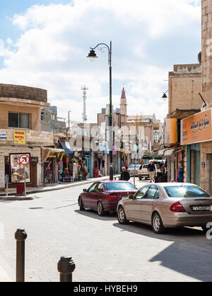 MADABA, Jordanien - 20. Februar 2012: Straße mit Läden in Madaba Stadt im Winter. Madaba Stadt bekannt vor allem durch seinen byzantinischen und Umayyad Mosaiken Stockfoto