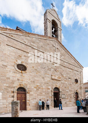 MADABA, Jordanien - 20. Februar 2012: Touristen in der Nähe von griechisch orthodoxe Basilika von St. George. Madaba Stadt ist bekannt durch seinen byzantinischen und Umayyad Mosaiken, esp Stockfoto