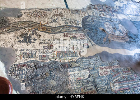 MADABA, Jordanien - 20. Februar 2012: Stock des griechischen orthodoxen St. George Basilica in der Stadt Madaba mit frühen byzantinischen Mosaik-Karte des Heiligen Landes. Die ma Stockfoto