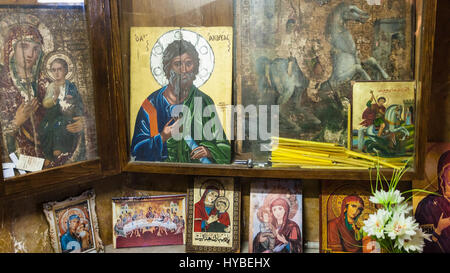 MADABA, Jordanien - 20. Februar 2012: Ikonostas in griechisch orthodoxe Basilika von St. George. Madaba Stadt ist bekannt durch seinen byzantinischen und Umayyad Mosaiken, espe Stockfoto