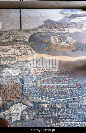 MADABA, Jordanien - 20. Februar 2012: Pflaster des griechischen orthodoxen St. George Basilica in Madaba Stadt mit frühen byzantinischen Mosaik-Karte des Heiligen Landes. Die Stockfoto