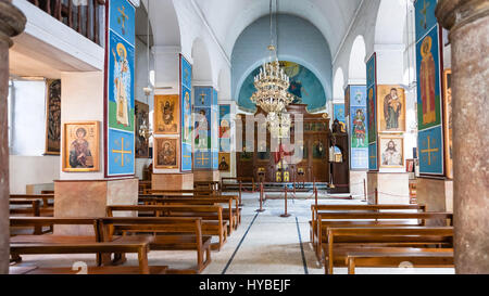 MADABA, Jordanien - 20. Februar 2012: Innere des griechischen orthodoxen Basilika von St. George. Madaba Stadt ist bekannt durch seinen byzantinischen und Umayyad Mosaiken, espec Stockfoto