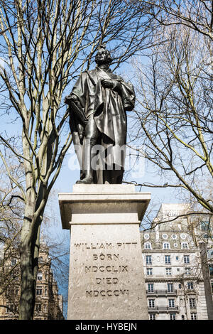 Statue von William Pitt der jüngere in Hanover Square, London, England, UK Stockfoto