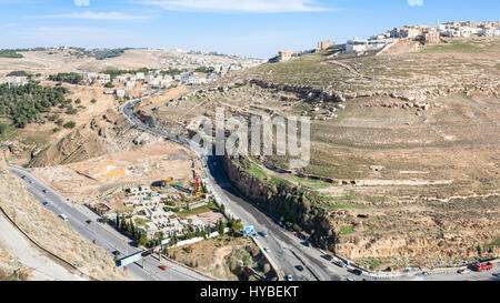 AL-KARAK, Jordanien-20. Februar 2012: oben Blick auf Straßen und Al-Karak Stadt von der Burg. Al-Karak (Karak oder Kerak) ist eine Stadt in Jordanien, bekannt für seine C Stockfoto