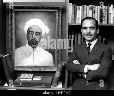 König HUSSEIN bin Talal al-Hashemi König von Jordanien neben einem Gemälde von seinem Großvater Abdullah 1970 Stockfoto