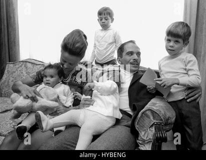 HUSSEIN bin Talal al-Hashemi 1970 König von Jordanien mit Familie Frau britische Antoinette Avril Gardiner mit Ehename Muna mit den Kindern Krone Pri Stockfoto