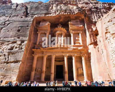 PETRA, Jordanien - 21. Februar 2012: Blick auf al Khazneh Tempel (The Treasury) und Touristen in antiken Petra entfernt. Felsen-schneiden Stadt Petra entstand etwa 3 Stockfoto