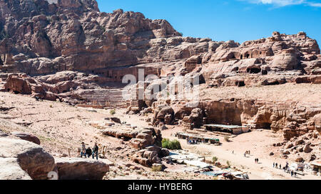 PETRA, Jordanien - 21. Februar 2012: über Ansicht des touristischen und Beduinen in der antiken Stadt Petra. Felsen-schneiden Stadt Petra entstand etwa 312 v. Chr. als Stockfoto