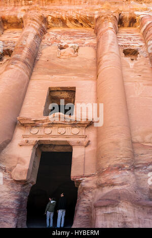 PETRA, Jordanien - 21. Februar 2012: Touristen in Tür der Urne Königsgrab in der antiken Stadt Petra. Felsen-schneiden Stadt Petra entstand um 312 v. Chr. als die c Stockfoto