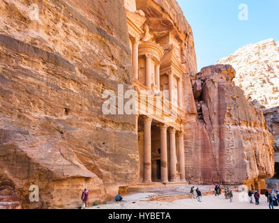 PETRA, Jordanien - 21. Februar 2012: Seitenansicht des al Khazneh Tempel (The Treasury) in der antiken Stadt Petra. Felsen-schneiden Stadt Petra entstand etwa 312 Stockfoto