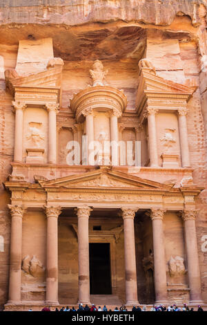 PETRA, Jordanien - 21. Februar 2012: vor Ansicht der Fassade des al Khazneh Tempel (The Treasury) in der Stadt Petra. Felsen-schneiden Stadt Petra wurde über gegründet. Stockfoto