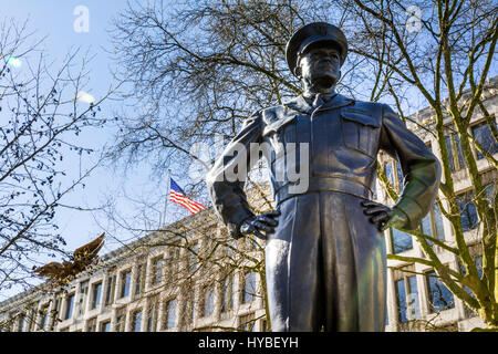 Eine Statue von Dwight Eisenhower außerhalb der US-Botschaft, Grosvenor Square, Mayfair, London, England, UK Stockfoto