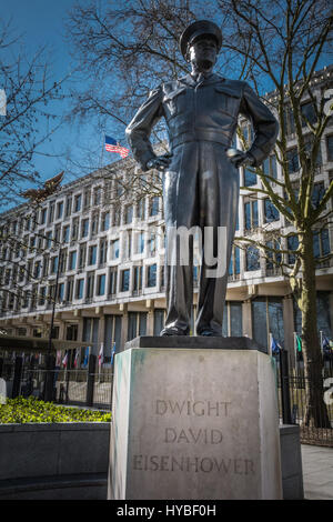 Eine Statue von Dwight Eisenhower außerhalb der US-Botschaft, Grosvenor Square, Mayfair, London, England, UK Stockfoto