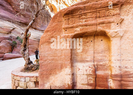 PETRA, Jordanien - 21. Februar 2012: Touristen in der Nähe von Stein Nischen in Al Siq übergeben an Petra Altstadt im Winter. Felsen-schneiden Stadt Petra war etablierten abou Stockfoto