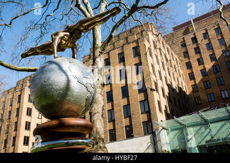 Four Loves Skulptur von Lorenzo Quinn in den Berkeley Square Gardens, die ein perfektes Gleichgewicht zwischen Mann und Frau zeigt Stockfoto