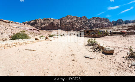 PETRA, Jordanien - 21. Februar 2012: Hauptplatz in der antiken Stadt Petra. Felsen-schneiden Stadt Petra entstand um 312 v. Chr. als Hauptstadt des A Stockfoto