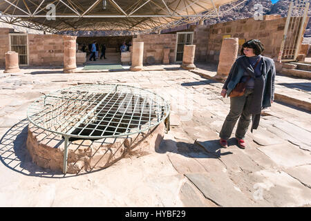 PETRA, Jordanien - 21. Februar 2012: Touristen in byzantinische Kirche in der antiken Stadt Petra. Felsen-schneiden Stadt Petra wurde um 312 v. Chr. als Hauptstadt gegründet. Stockfoto