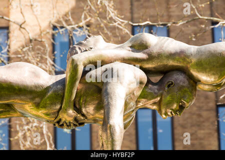 Ein Lorenzo Quinn Skulptur in Berkeley Square Gardens, perfekte Balance und Gleichgewicht zwischen einem Mann und einer Frau Stockfoto