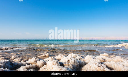 Reisen nach Nahost Land Jordanien - Natursalz hautnah an der Küste des Toten Meeres im sonnigen Wintertag Stockfoto