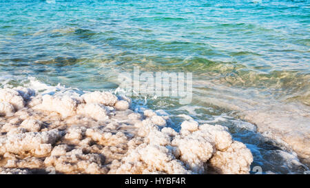 Reisen Sie nach Nahost Land Jordanien - Salzkristalle am Strand des Toten Meeres im sonnigen Wintertag Stockfoto