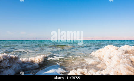 Reisen nach Nahost Land Jordanien - Salz hautnah an der Küste des Toten Meeres im sonnigen Wintertag Stockfoto