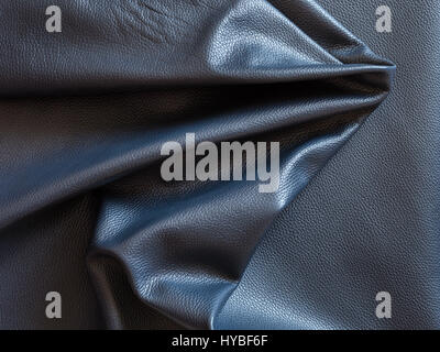 Hintergrund aus zerknittertes Stück schwarzes Rindsleder Stockfoto