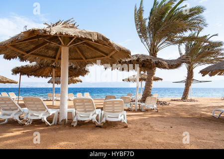 Reisen nach Nahost Land Jordanien - Coral Strand des Roten Meeres in Aqaba Stadt in windiger Wintertag zu leeren Stockfoto