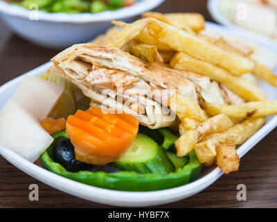 Reisen Sie nach Nahost Land Jordanien - typisch arabischen Fastfood Shawerma mit Hühnerfleisch in Straßencafés in Aqaba Stadt Stockfoto