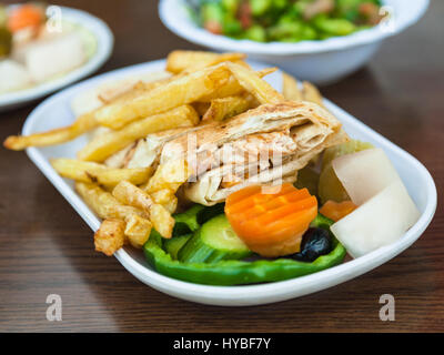 Reisen Sie nach Nahost Land Jordanien - arabisches Fastfood Döner mit Hähnchenfleisch auf Platte im Straßencafé in Aqaba Stadt Stockfoto