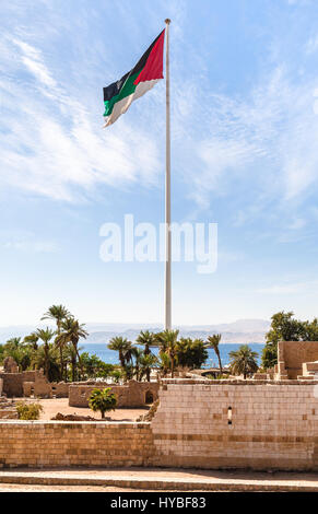 Reisen Sie nach Nahost Land Jordanien - Flagge der arabischen Revolte über Schloss, Aqaba in Aqaba Stadt Stockfoto