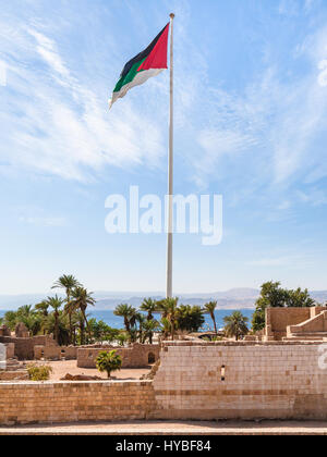 Reisen Sie nach Nahost Land Jordanien - Flagge der arabischen Revolte über Aqaba Fort in Aqaba Stadt Stockfoto