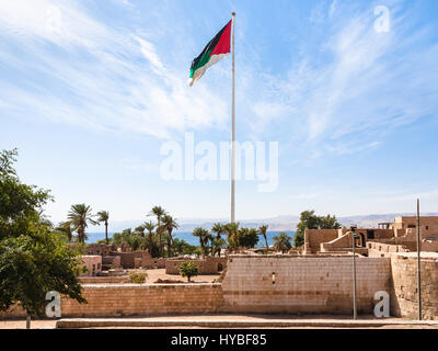 Reisen Sie nach Nahost Land Jordanien - Flagge der arabischen Revolte über Mamluk Burg in Aqaba Stadt Stockfoto