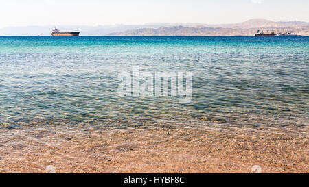 Reisen Sie nach Nahost Land Jordanien - klares Wasser in der Nähe von städtischen Strand von Aqaba Stadt im Golf von Aqaba am Roten Meer in Wintermorgen Stockfoto