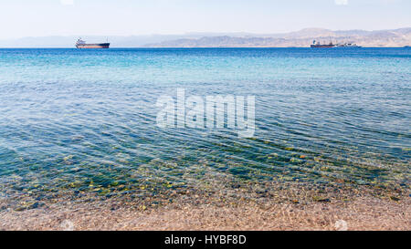 Reisen Sie nach Nahost Land Jordanien - sauberes Wasser in der Nähe von städtischen Strand von Aqaba Stadt im Golf von Aqaba am Roten Meer in Wintermorgen Stockfoto