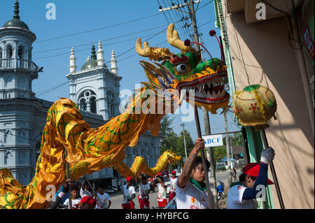 31.01.2017, mawlamyine, Republik der Union Myanmar, Asien - eine Dragon dance Gruppe während der Feiern zum chinesischen Neujahrsfest. Stockfoto