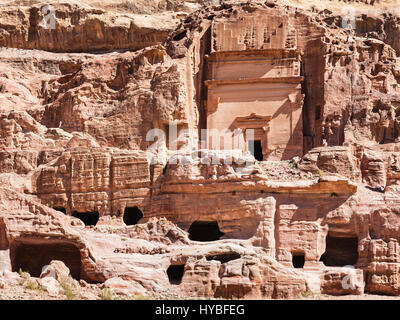 Reisen Sie nach Nahost Land Jordanien - Vorderansicht des Uneishu Grab in antiken Petra Stadt im winter Stockfoto