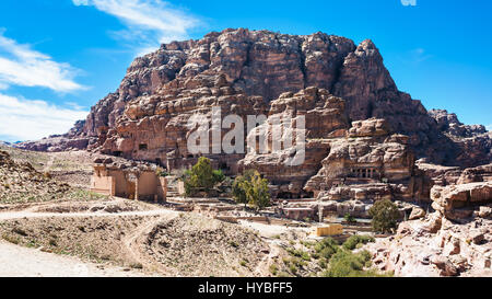 Reisen Sie nach Nahost Land Jordanien - Blick auf die Tempel von Dushares und unvollendete Grab in Petra Stadt im winter Stockfoto