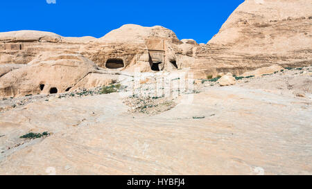 Reisen Sie nach Nahost Land Jordanien - Gräber und Grotten an Bab als Siq Straße nach Petra Stadt im winter Stockfoto