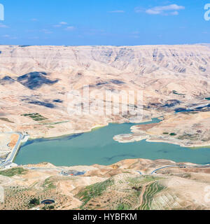 Reisen Sie nach Nahost Land Jordanien - oben Blick auf Fluss Wadi Mujib und Al Mujib Damm vom Kings Highway im winter Stockfoto