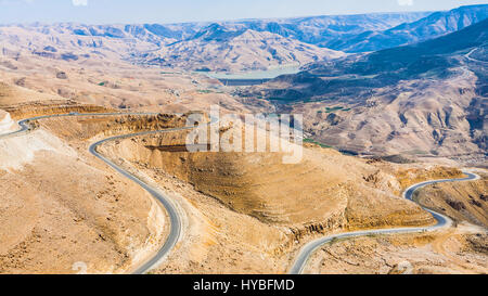 Reisen Sie nach Nahost Land Jordanien - Königsweg in den Bergen in der Nähe von Al Mujib Damm am Wadi Mujib River (Fluss Arnon) in der Nähe von Dhiban Stadt im wint Stockfoto